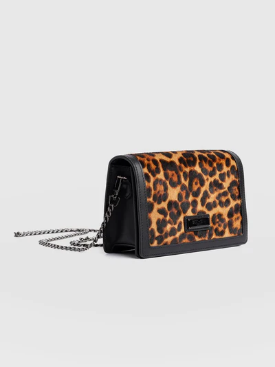Primrose Wallet on Chain - Elegant accessory