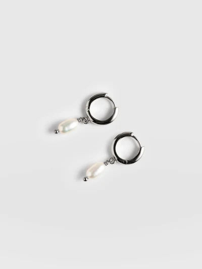 Jacqueline Pearl Huggie Earrings - Delicate jewelry